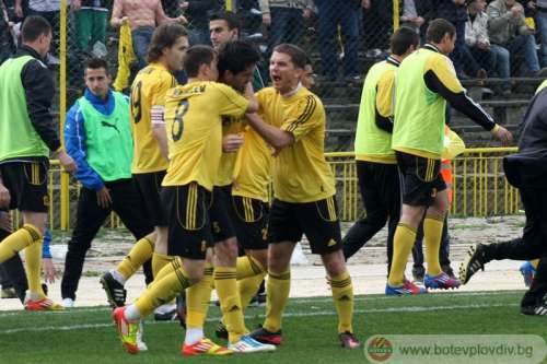 Grncharov is congratulated by teammates after his goal; photo: botevplovdiv.bg